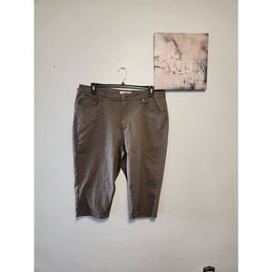 Hybrid & Company Size 20 Army Green Stretch Cropped Capri Pants